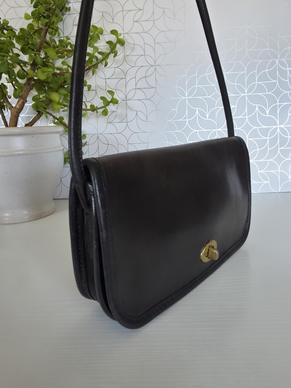 Vintage Coach Black Leather Shoulder Bag with Gold Turnlock - Picture 2 of 12